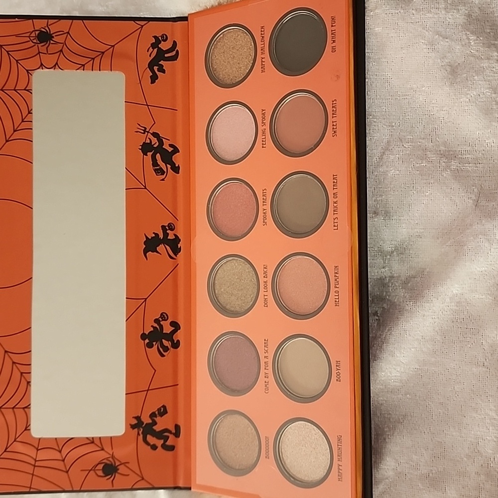 Disney Minnie Mouse Eyeshadow Palette - Bold Orange and Black - Picture 2 of 6